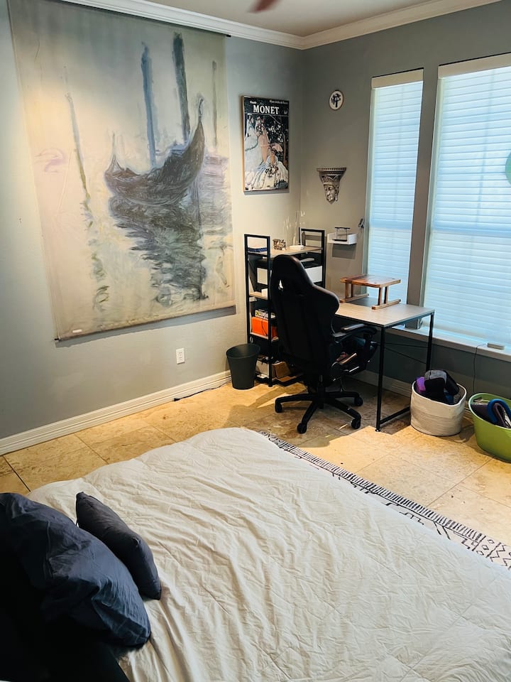 غرفة النوم الرابعة هذه هي أيضًا المكتب الرئيسي. لدينا فيها حصيرة تاتامي صغيرة وفراش أرضي سميك بالحجم الكامل وفوتون. 
في خزانة هذه الغرفة، لدينا أيضًا مرتبة هوائية لخيارات النوم الإضافية. 