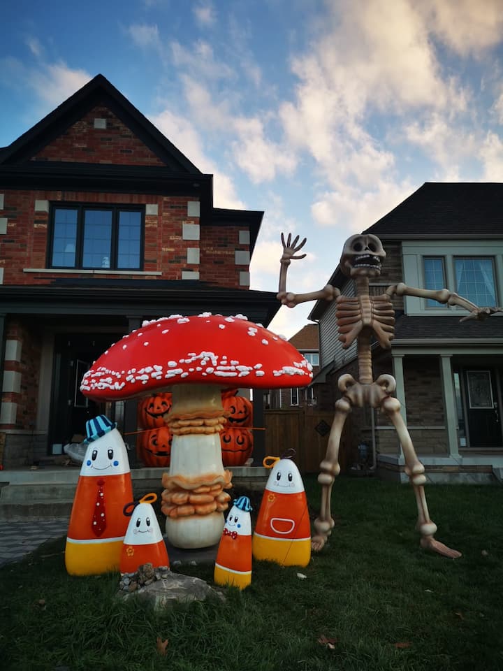 The Luxury Statues Themed House - St. Catharines
