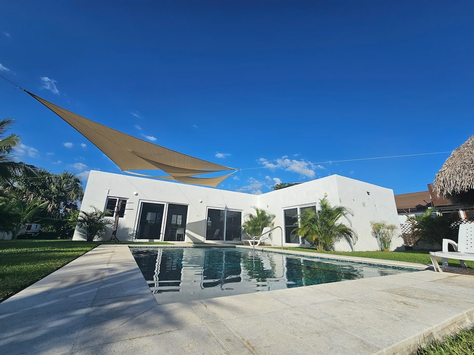 Villa Salvatore: piscina con jacuzzi integrado y mosaico español