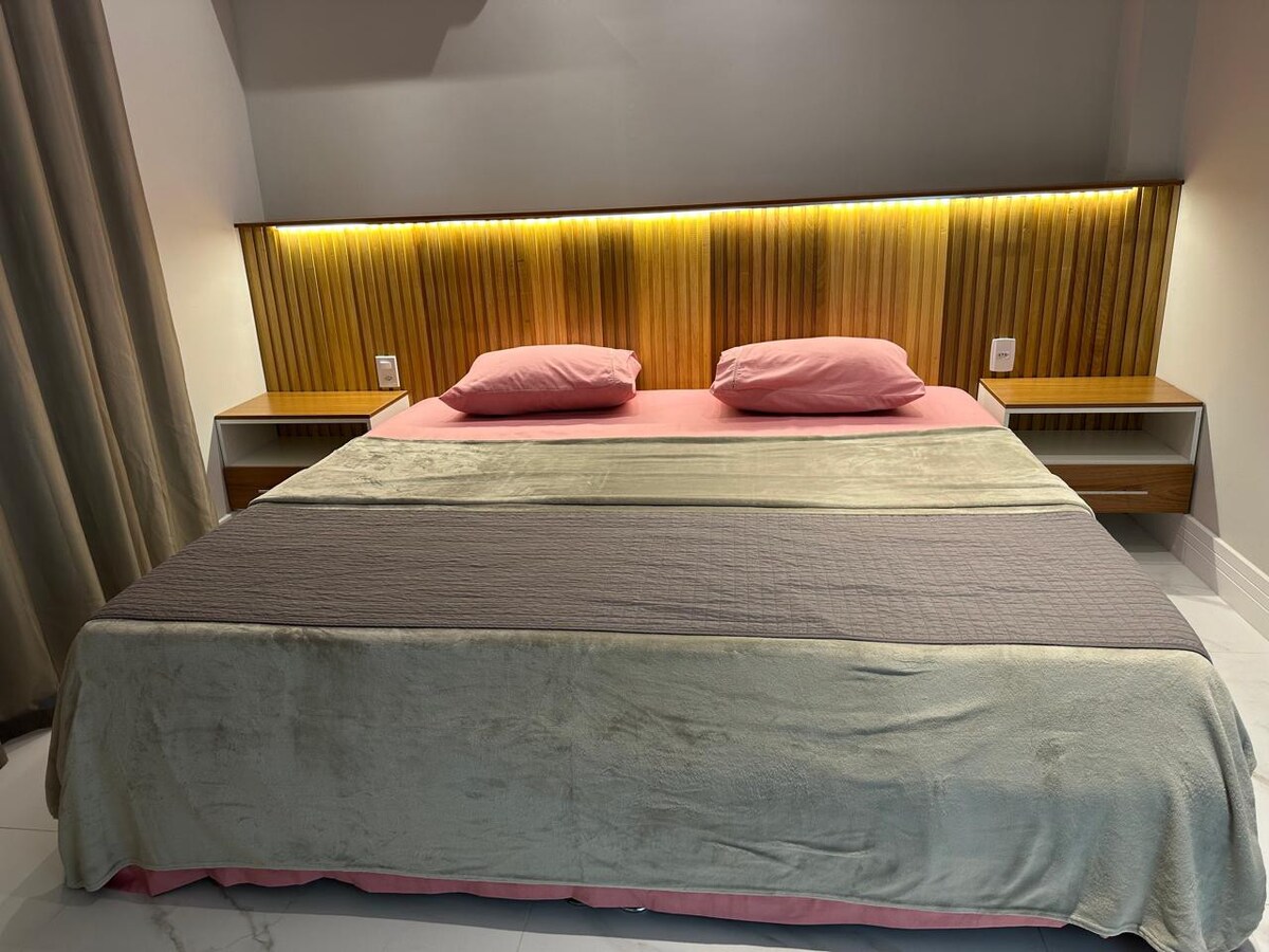 房间配有空调、双人床和遮光窗帘