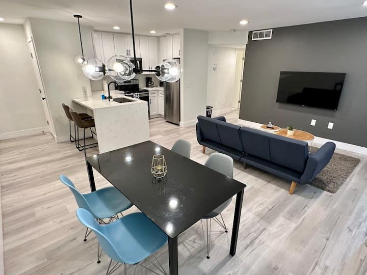 Fully Remodeled 2br Condo Near Strip & Conv Center