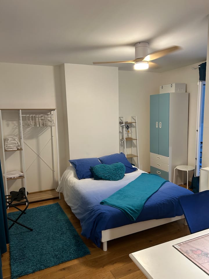 Dhomë studioje 17m2 me krevat dopio dhe tavolinë pune. Banjë dhe tualet më vete