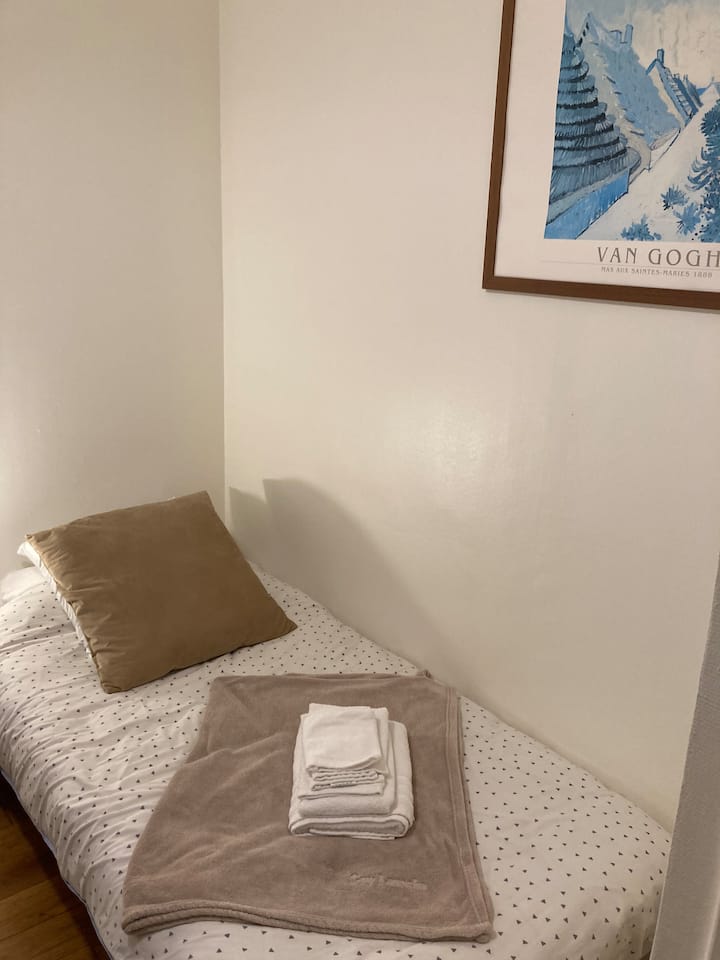 10m2 bedroom with desk and single bed on the first floor. Bathroom with attached toilet to share with bedroom 3. 