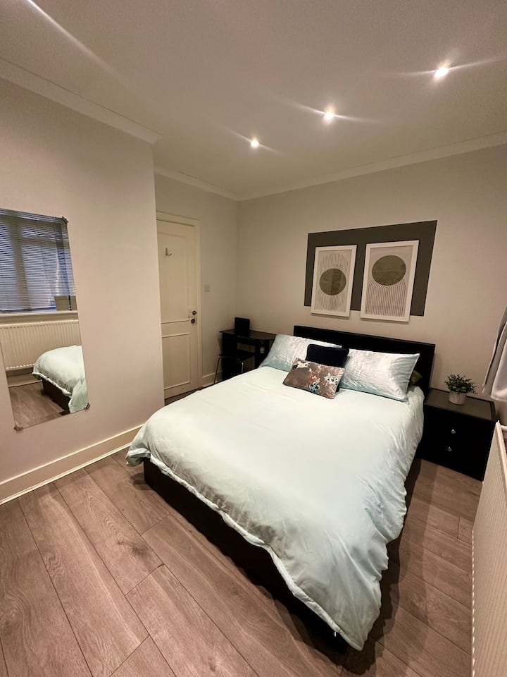 Private Flat Near Westfield White City - London, UK