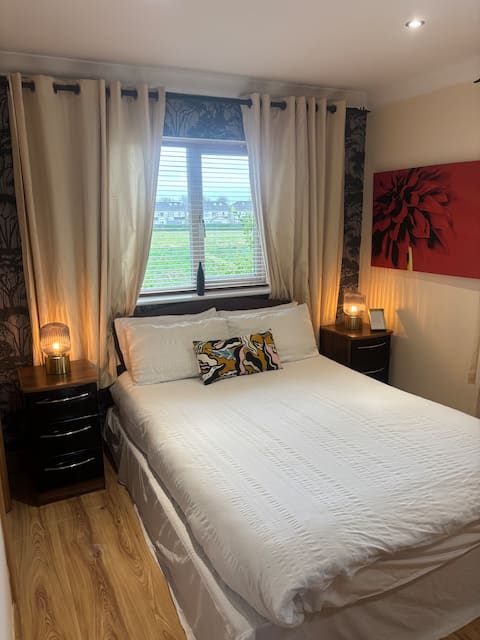 Luxury Three Floor Home 20mins to City/B&B/WiFi/TV