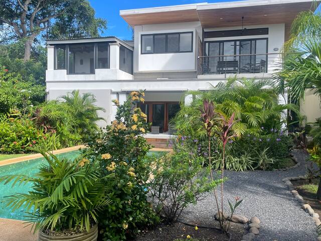 Villa Zafiro: family villa, pool - steps to beach!