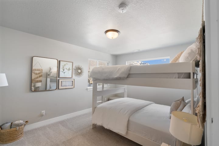 Bračni krevet (160x200), na katu 