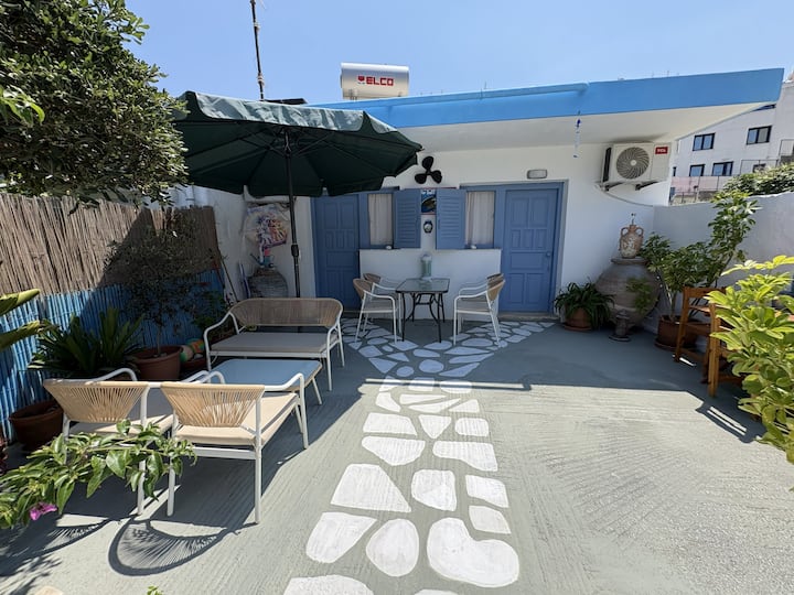 Blue Dolphins, 2 Bedrooms And Courtyard In Town - 스키아토스