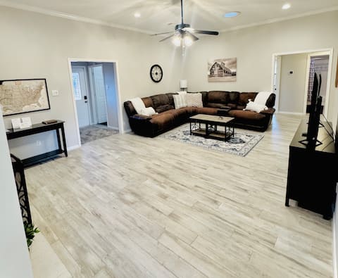 Top performing Airbnb: Backyard Oasis w Private Pool/Spa, 2 Miles to TAMU in College Station