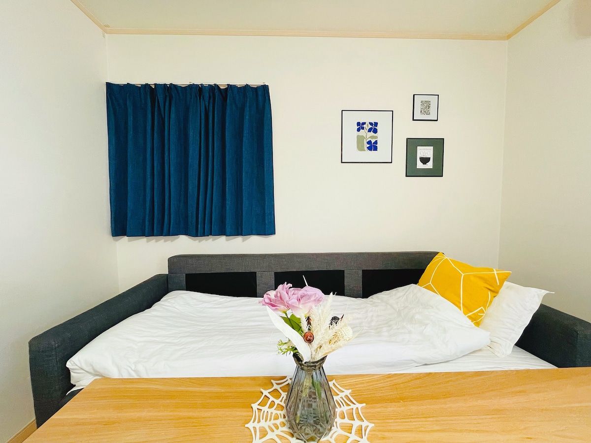 Ni sebule wakati wa mchana na inakuwa chumba cha kulala cha mtu mmoja usiku na kitanda cha sofa ni kizuri.