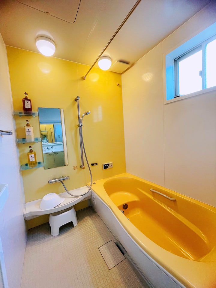 シャンプー、コンディショナー、ボディシャンプー
バスルームの小さなスツール、リンスポット
➕・シャワー
窓を開けて新鮮な空気を吸うための窓付きの換気扇があります。