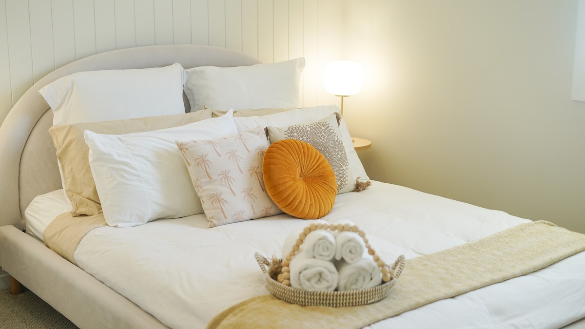 เตียงควีนไซส์พร้อมผ้าปูที่นอนหรูหราและหมอนหลากหลายให้เลือกมีเครื่องนอนให้เลือกมากขึ้นในตู้เสื้อผ้าของห้องที่อยู่ติดกัน โต๊ะทำงานในห้องมีโต๊ะเปลี่ยนเสื้อผ้าและเตียงเด็ก/เตียงเด็กตามคำขอ