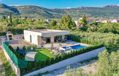 Stunning home in Kastel Novi