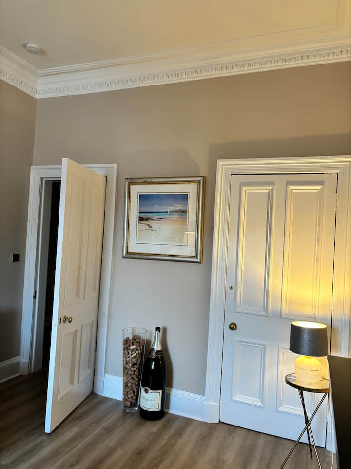 Private Apartment In Murrayfield - King Sized Bed - Edimburgo