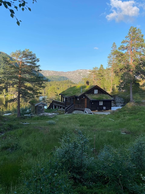 Idyllic and charming mountain cabin by the water