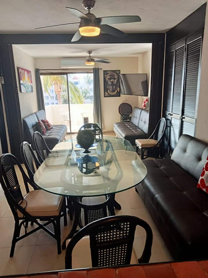 Dnevni boravak ima dva bračna kreveta i pametni TV od 50 " 