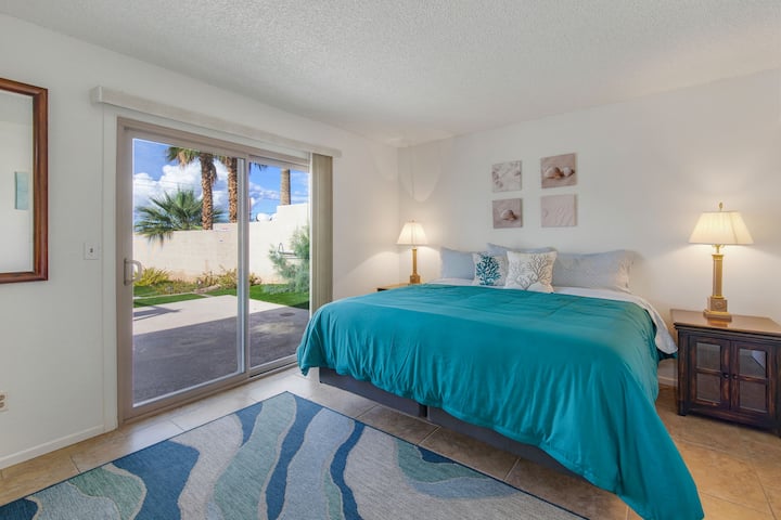 Relajante dormitorio principal con puertas corredizas de vidrio y acceso directo al patio trasero.