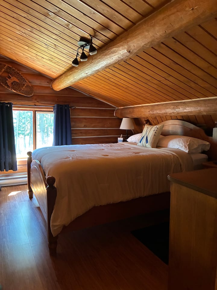 นอนสบายใต้ผ้านวมและฟังเสียงนกหลงขณะที่คุณหลับไปในห้องนอนควีนไซส์ที่เงียบสงบพร้อมที่นอนออร์โธปีดิกใหม่  