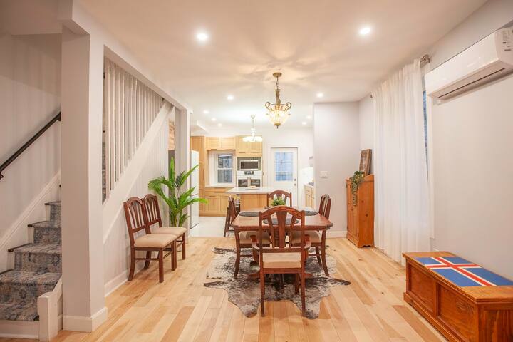 Toronto Oasis | Cafés, Local Vibes, Subway, Shops gallery image 5