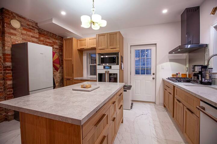 Toronto Oasis | Cafés, Local Vibes, Subway, Shops gallery image 4