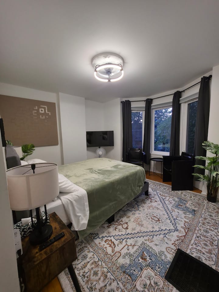 سرير بمقاس كبير مع بياضات ووسائد ولحاف عالية الجودة. تحتوي هذه الغرفة على الكثير من الضوء الطبيعي ومساحة كبيرة للخزانة ومكان جميل للاستمتاع بالقهوة أو الشاي بجوار النافذة.