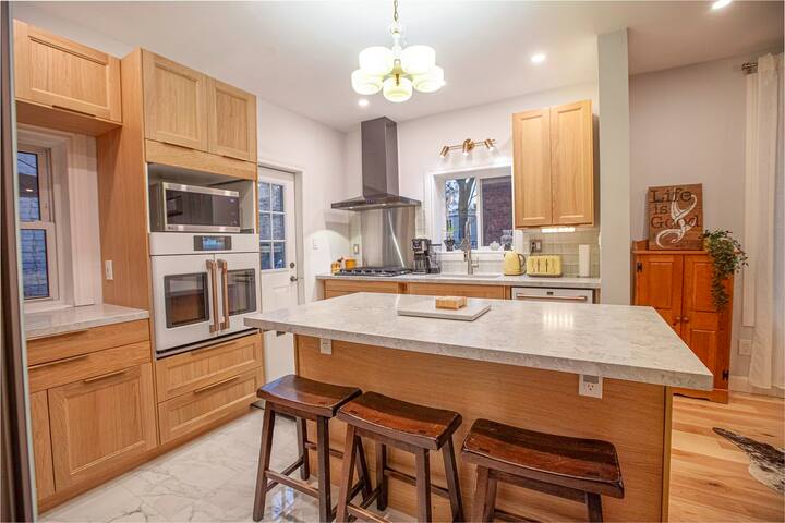 Toronto Oasis | Cafés, Local Vibes, Subway, Shops gallery image 3