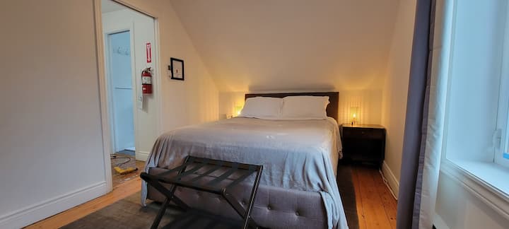 سرير بمقاس كبير مع بياضات ووسائد وطاولات بجانب السرير ومصابيح ولحاف. تحتوي هذه الغرفة على الكثير من الضوء الطبيعي ومساحة للخزانة.  تم تركيب مظلة الغرفة أيضًا. يوجد في الغرفة خزانة وكرسي وخزانة ملابس.