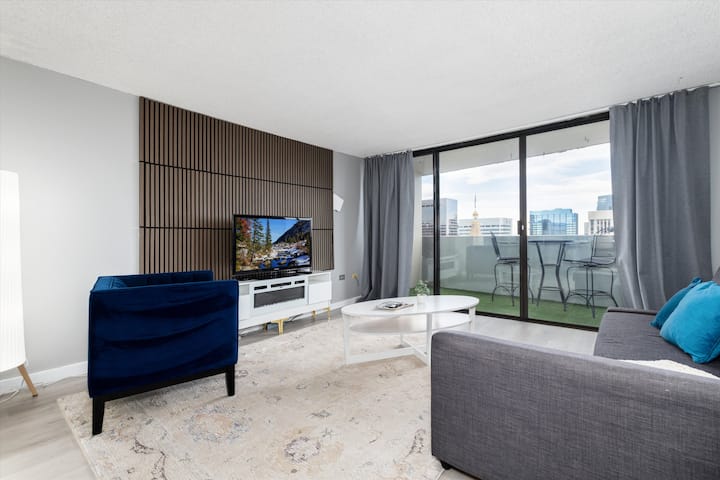 Downtown Large One Bedroom+ Parking - Denver, CO