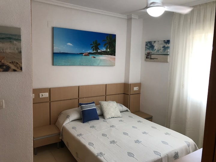 Glavna spavaća soba s bračnim krevetom, kupaonicom i pogledom na more