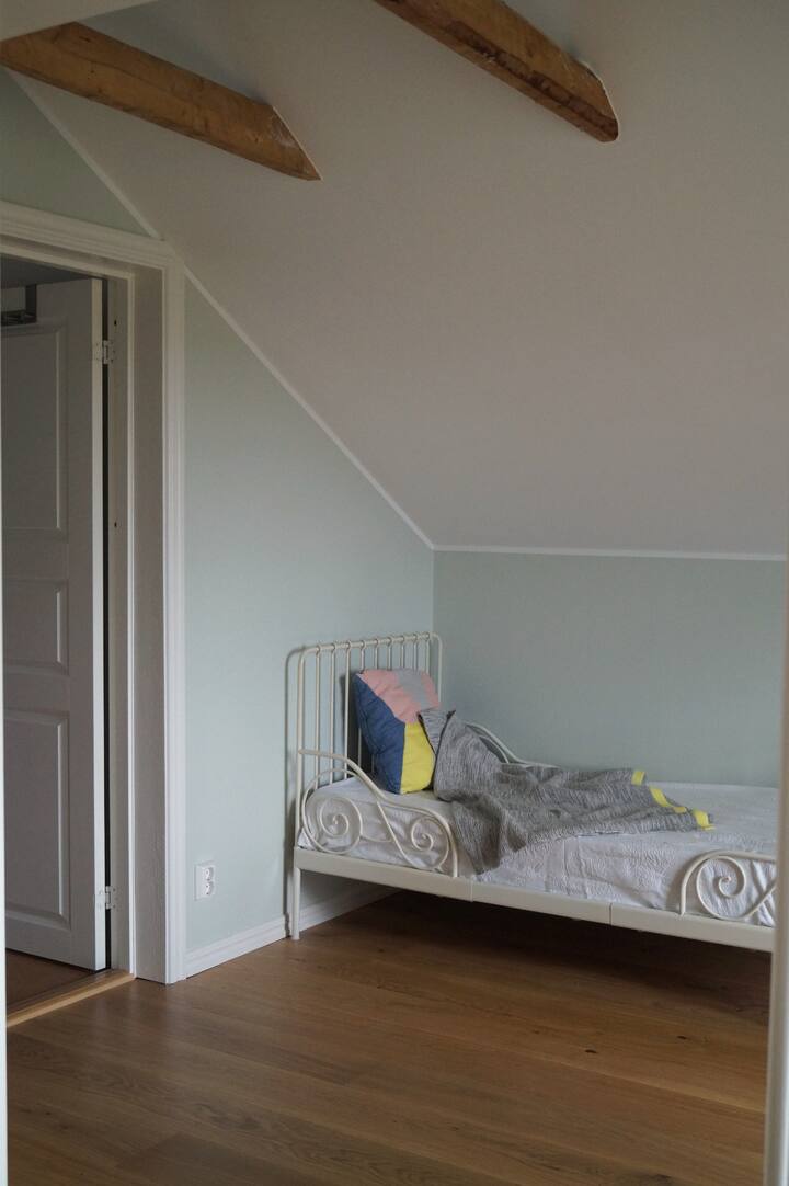 Უმცროსი საწოლი 165x80. საძინებელი 3 დაკავშირებულია მე-4 საძინებელთან ოთახებს შორის კარის გარეშე