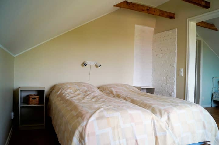 საძინებელში 4 შესასვლელი არის საძინებელში3-დან, რომელთანაც არ არის კარი.