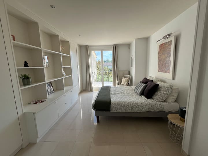 غرفة نوم مع سرير دش وغرفة ملابس وتراس خارجي. 