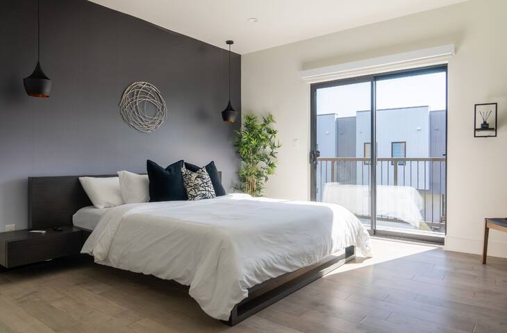 Banksy-Inspired Urban Home in Bishop Arts gallery image 4