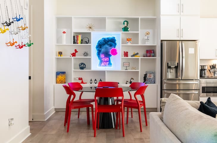 Banksy-Inspired Urban Home in Bishop Arts gallery image 5