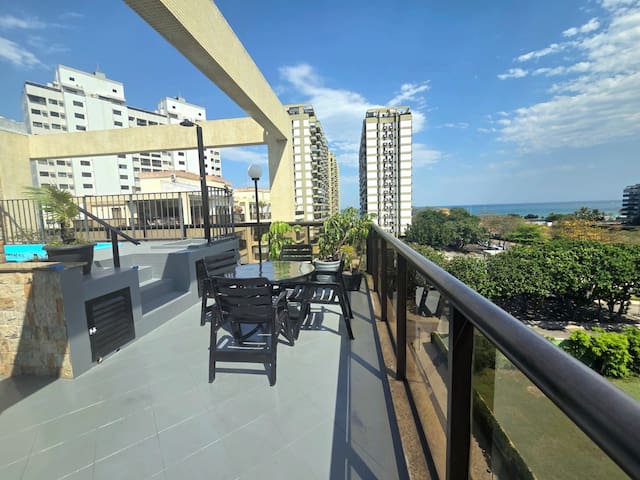 Apt dúplex novo, 200m praia, piscina e vista mar.