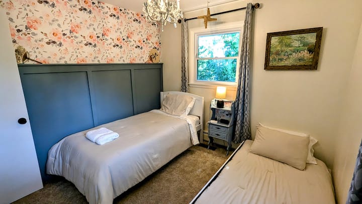 Habitación tranquila con una cama nido doble.  ¡Una o dos camas individuales, tú eliges!