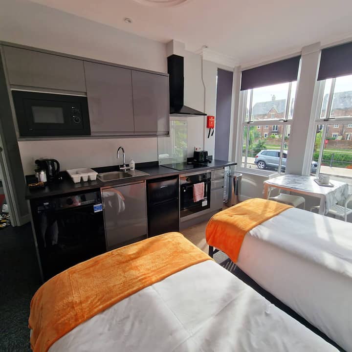 Budget Studio Apartment Ensuite Shower & Parking - ノリッジ