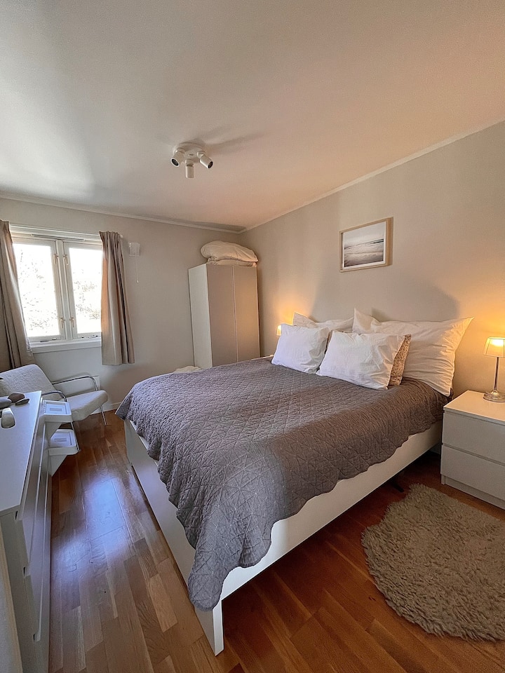 Tu je posteľ s rozmermi 180 x 200, ktorá bude vybavená paplónmi a vankúšmi, ako aj posteľnou bielizňou a uterákmi☺️