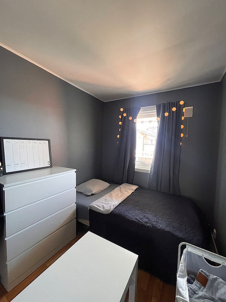 Hosťovská izba je vybavená posteľou 120 x 200 s paplónmi a vankúšmi, ako aj posteľnou bielizňou a uterákmi☺️