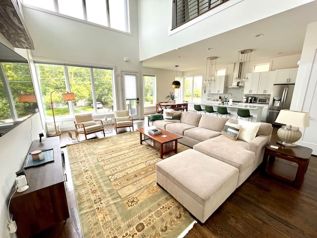 Home w/ Fenced Yard in Edgehill gallery image 2