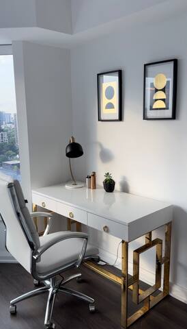 Luxurious Yorkville Hotel-Style 2BR Suite w View gallery image 3