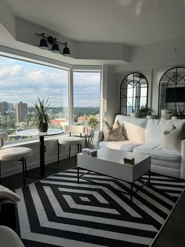 Luxurious Yorkville Hotel-Style 2BR Suite w View gallery image 4