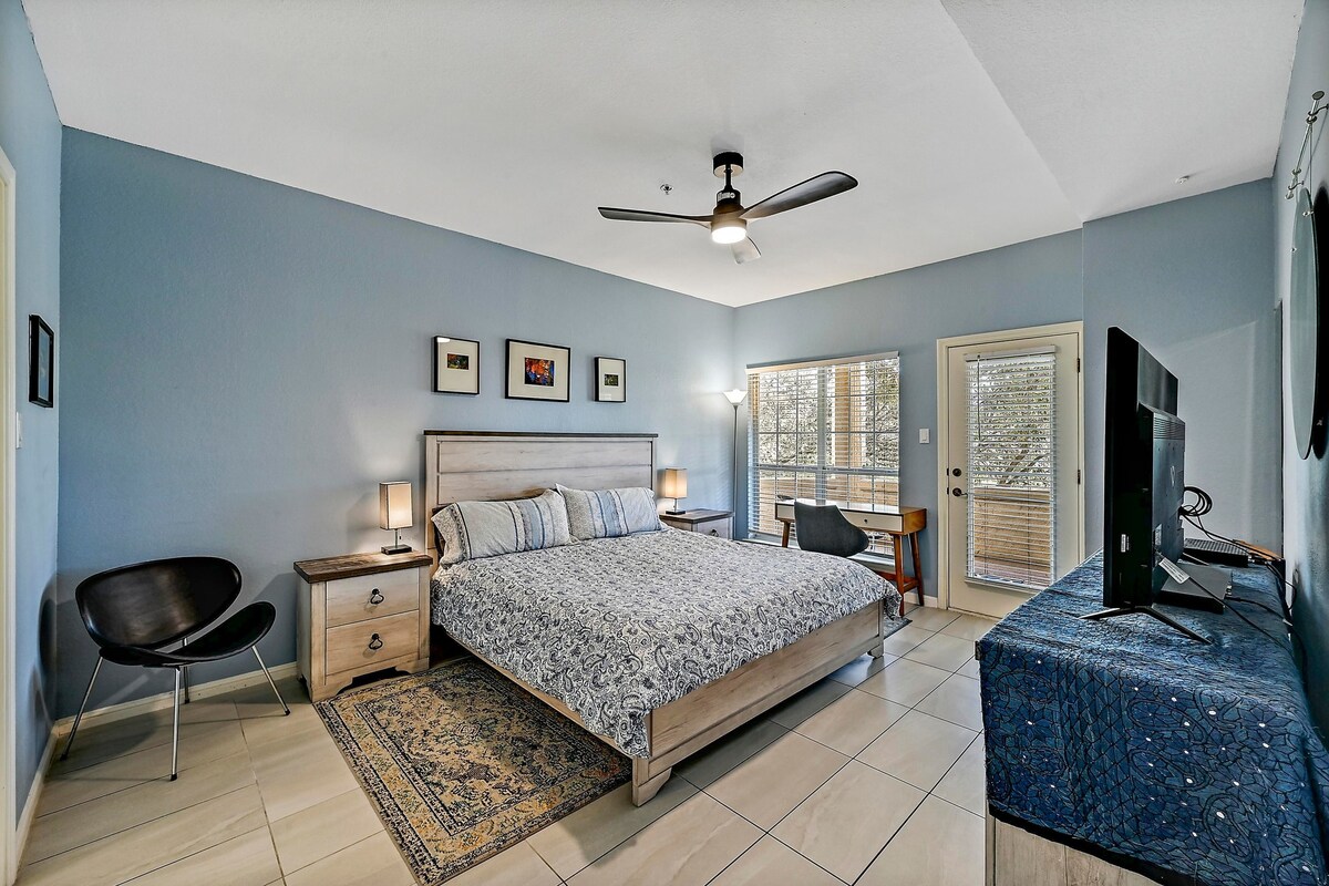 Kitanda kikuu chenye sponji ya kumbukumbu cha King na dawati la kazi na televisheni ya pili janja! Ufikiaji wa kujitegemea wa roshani na mandhari ya maji