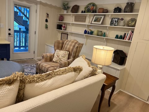 Successful Airbnb property: Grove Creekside Cottage in Brevard
