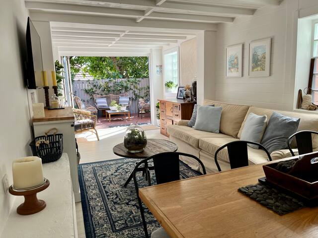 Bondi Beach ‘Garadil’ – 3BR cottage-like apartment gallery image 2