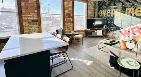 *The Wrigley* - Spacious Downtown Condo