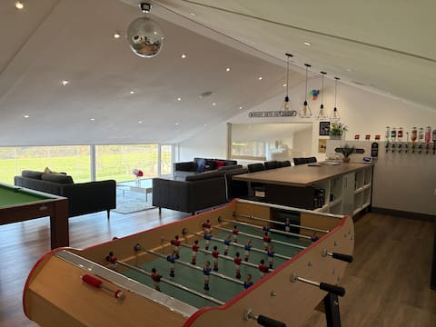 Spacious Essex Barn: Cinema, Bar & Tennis Court