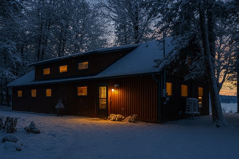 Lakefront Family Retreat – Winter by the Fire