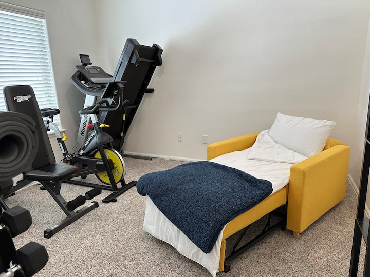 تتحول الأريكة إلى سرير مزدوج بالحجم الكامل. 