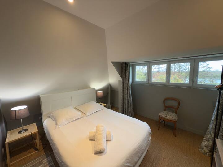 غرفة النوم في الطابق العلوي. سرير 140 × 190. إطلالة على نهر اللوار.